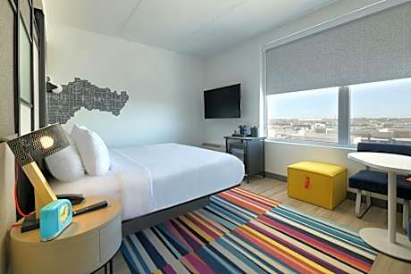 King Room with Roll-in Shower - Mobility Accessible