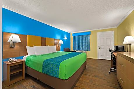 King Room with Roll-In Shower - Disability Access