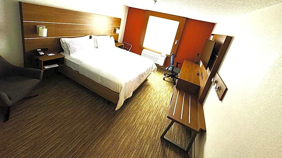 Photo 1 of 13 of 1 King Bed, Mobility Accessible, Roll in Shower