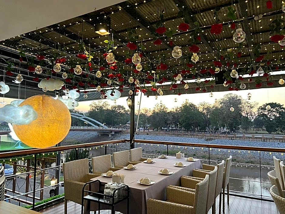 Dragon River Avenue Hotel