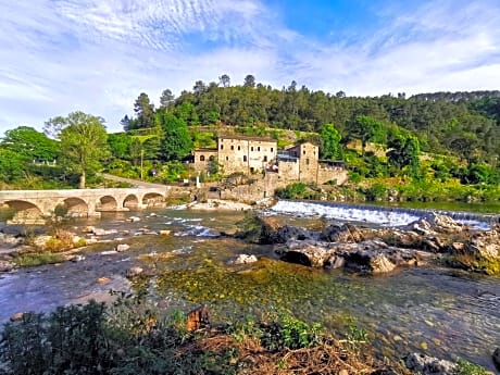 Le Moulin du Temps -chambres et lounge bar au bord de la rivière