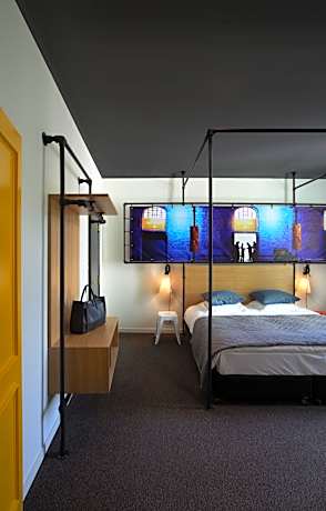 Zoom Hotel