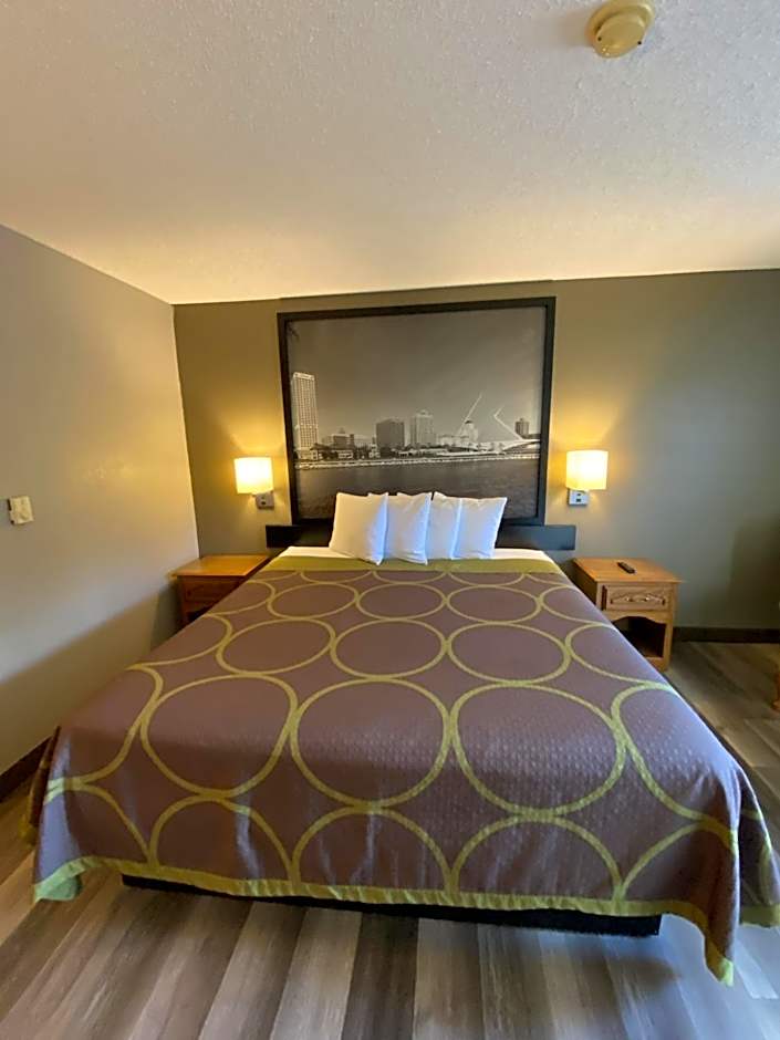 Super 8 by Wyndham Green Bay Near Stadium