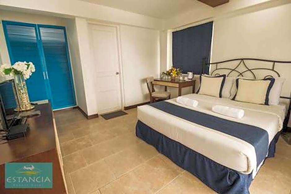 Photo 1 of 6 of 1 Queen Bed, Forest View