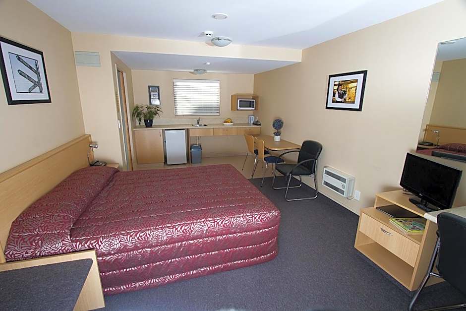 Alhambra Oaks Motor Lodge