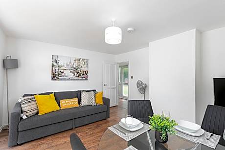 Skyvillion - Lush 2 Bed Hydean Way House  Garden