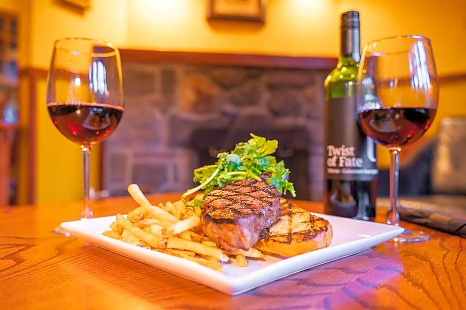 Johnston Canyon Lodge & Bungalows