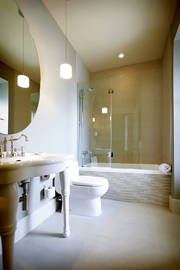 Le Pleasant Hôtel & Café