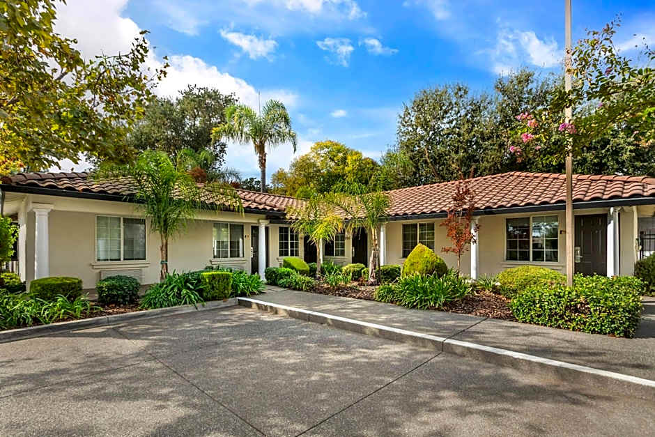 University Park Inn & Suites, an Ascend Collection Hotel