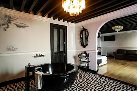 Deluxe King Suite