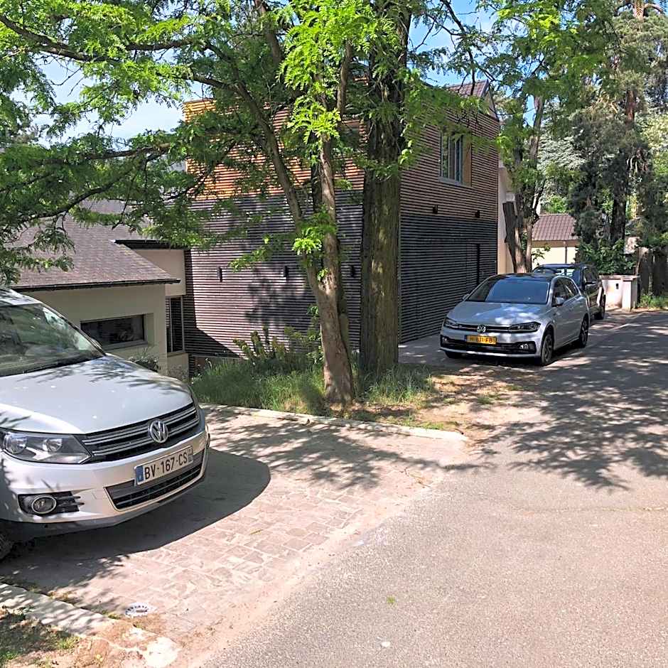 Denis & Virginie - château à pied - parking gratuit