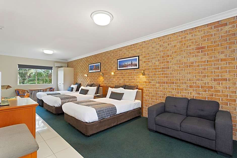Coopers Colonial Motel