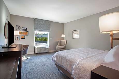 King Room with Sofa Bed - Hearing Accessible/Non-Smoking