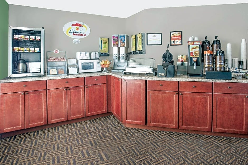 Super 8 by Wyndham Beaver Dam