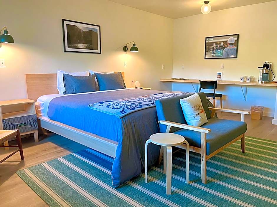 Photo 1 of 5 of 1 King Bed, Balcony