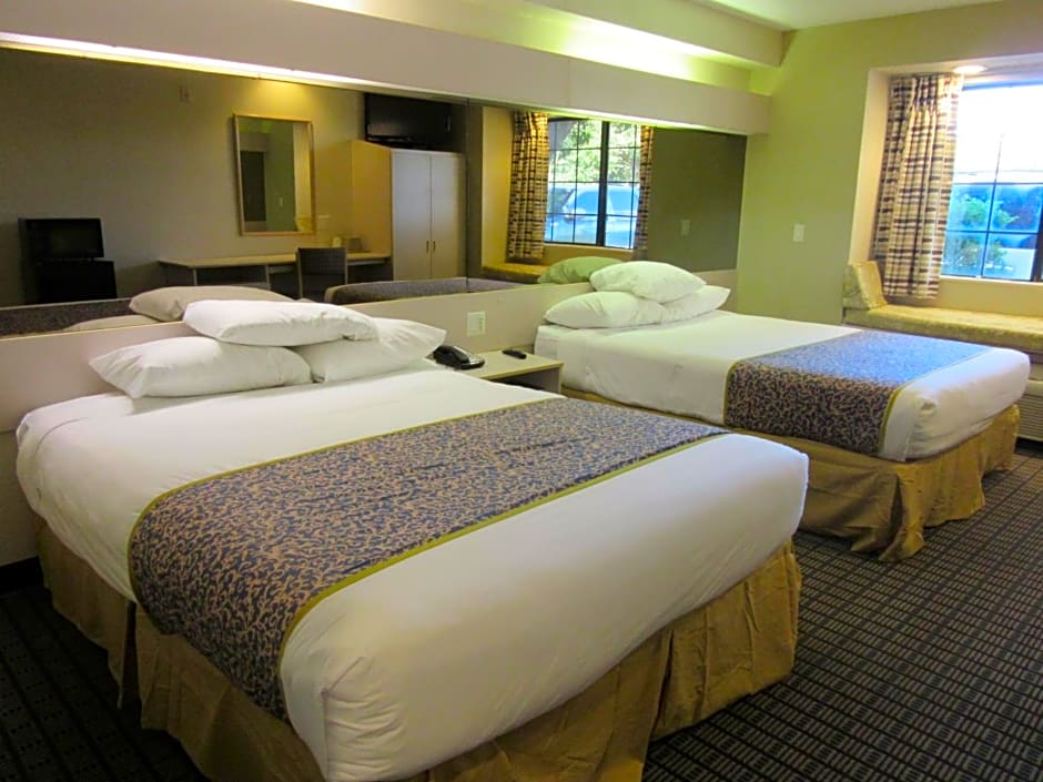 Travelodge by Wyndham Arlington/Dallas Area