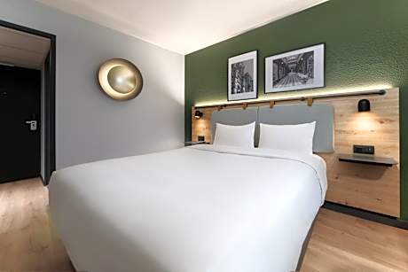 Standard room - 1 Queen Bed modular bed for 2 Adults