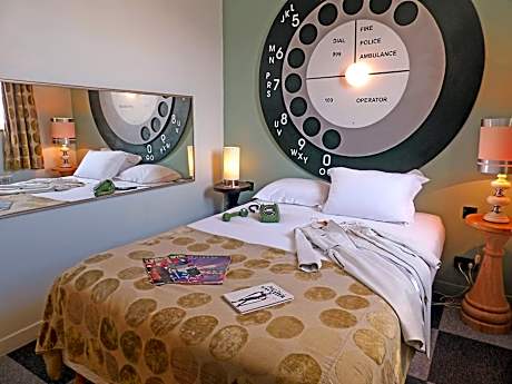Detective Hotel