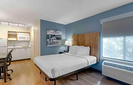 Queen studio with 1 Queen Bed - Disability Access/Non-Smoking