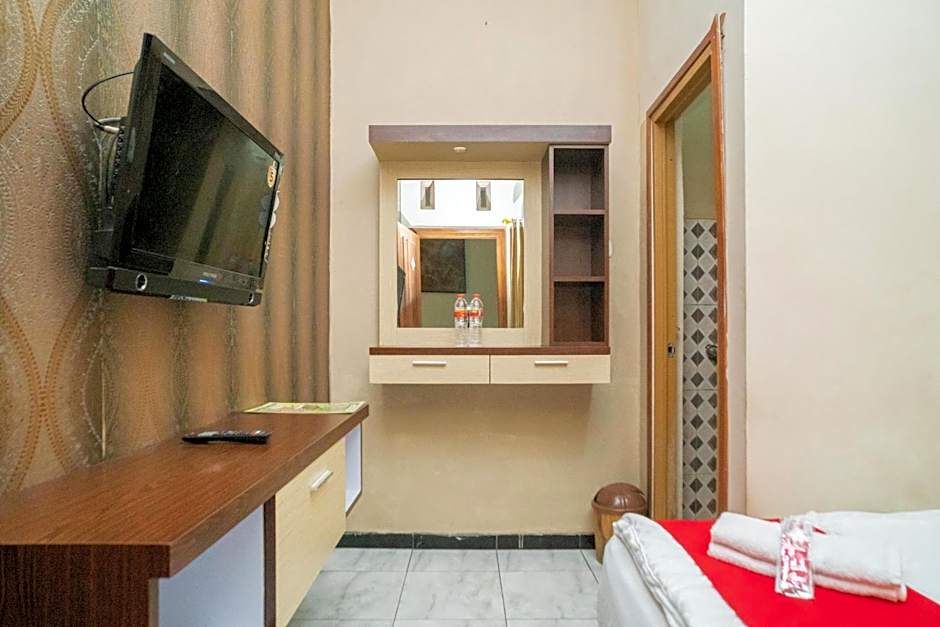 RedDoorz At Villa Akbar 3