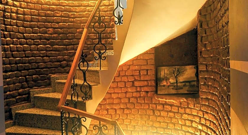 RENOVA OLD CiTY HOTEL