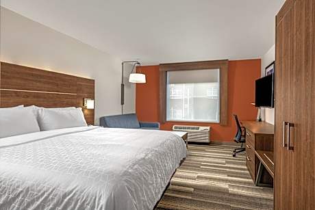 Standard King Room with Roll-in Shower - Mobility Accessible