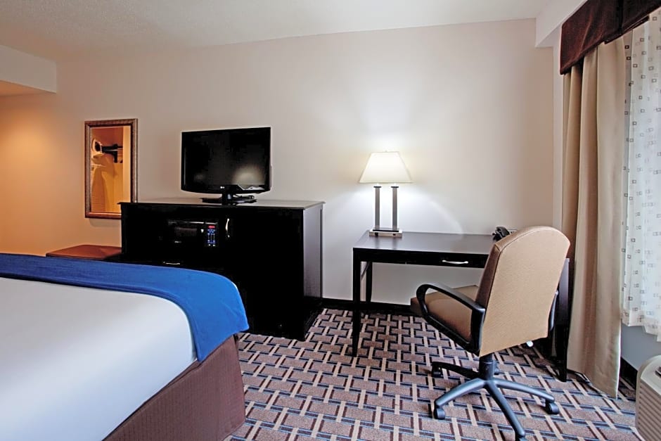 Holiday Inn Express Hotel & Suites Hope Mills-Fayetteville Airport, an IHG Hotel