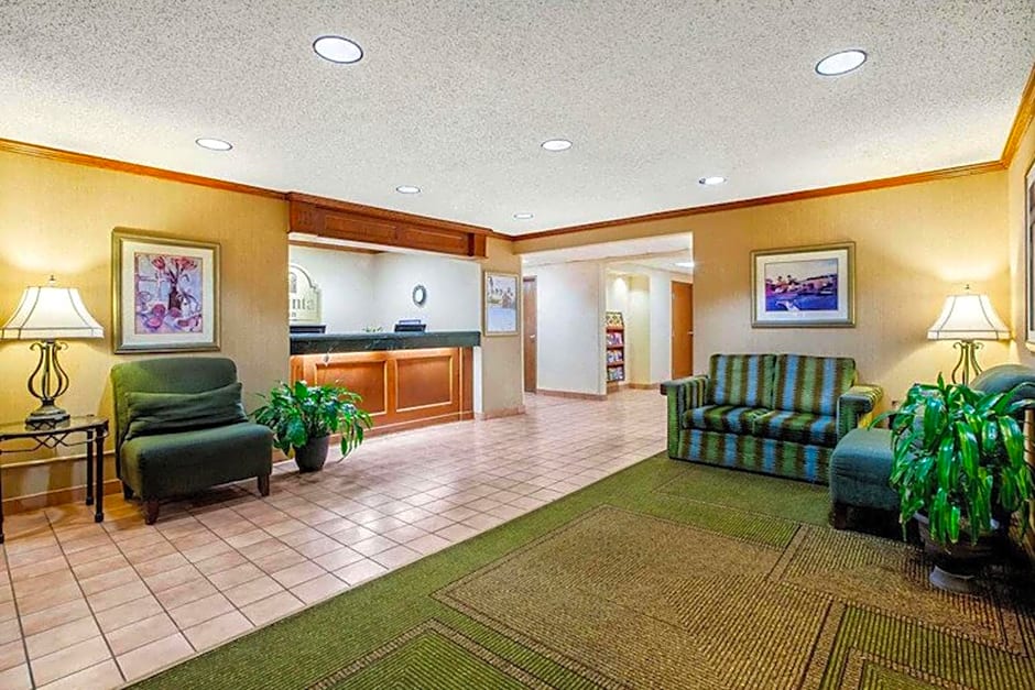 La Quinta Inn & Suites by Wyndham Detroit Southgate