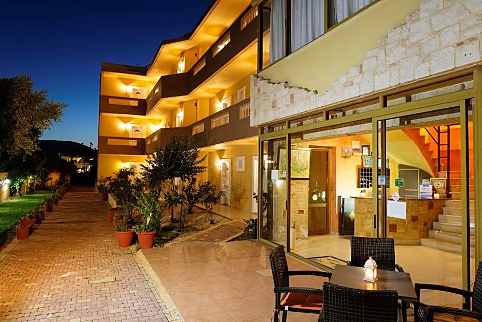 Danelis Studios & Apartments