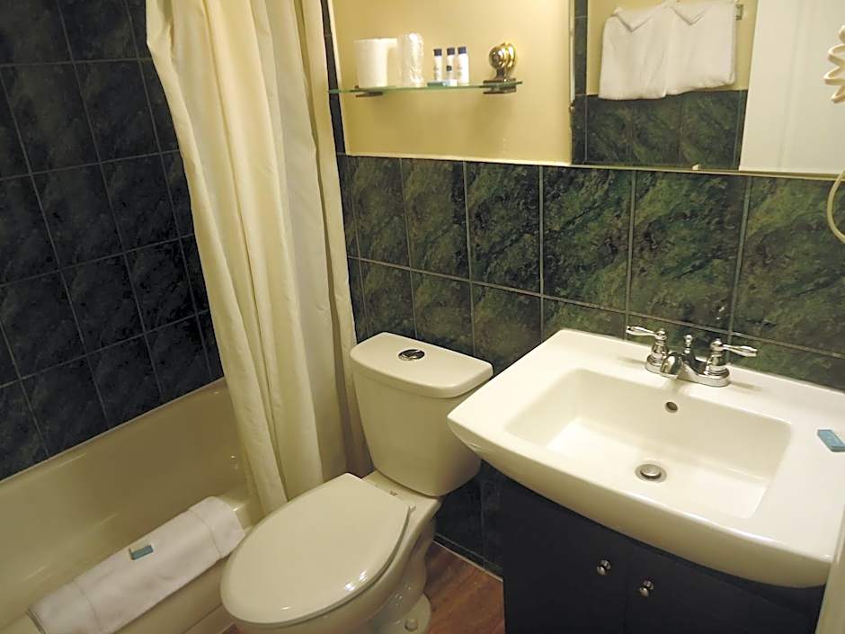 Bayside Inn & Waterfront Suites