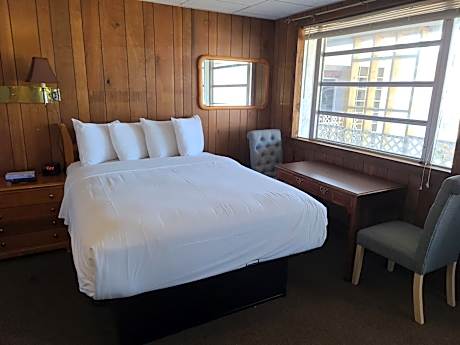 Standard Queen Room