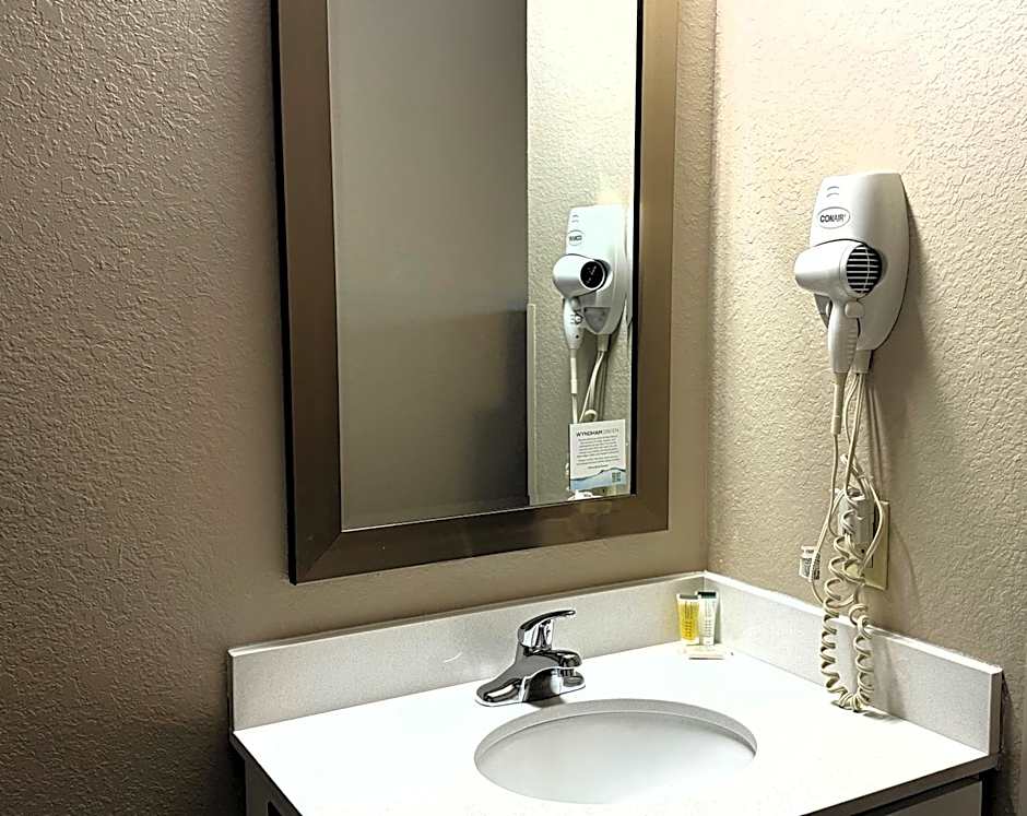 Super 8 by Wyndham Gas City Marion Area