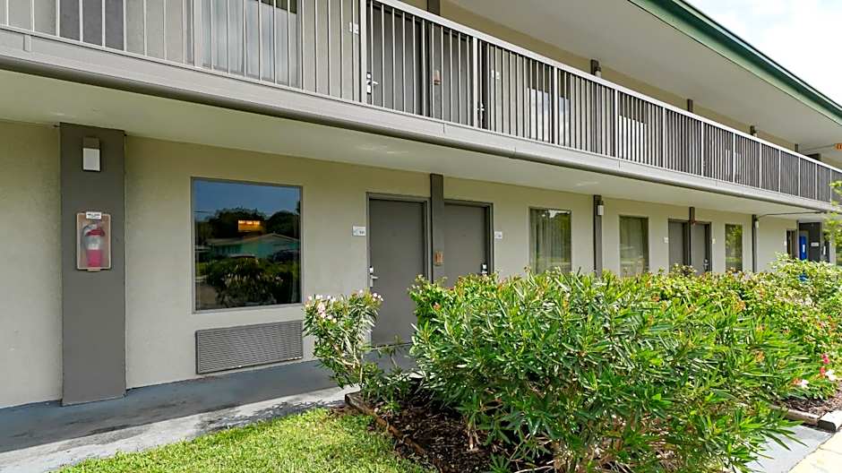 Heated Pool, Huge TV, Waterfront Tiki Bar & Grill, Close to Beaches