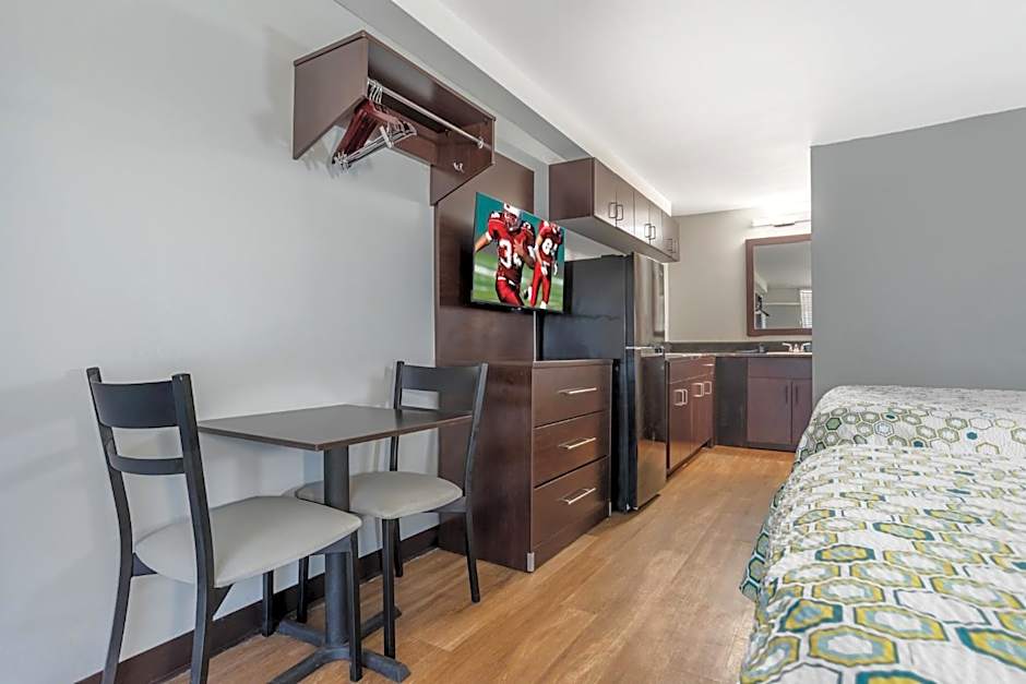 HomeTowne Studios by Red Roof Montgomery - Midtown