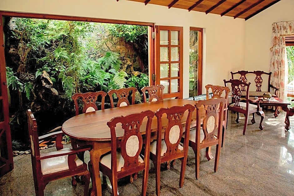 Villa Shade