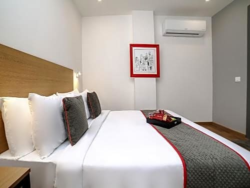 OYO Townhouse 80 Meera Bagh