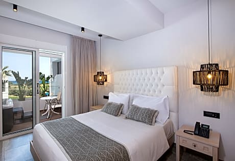 DELUXE SUITE WITH EXTERIOR JACUZZI