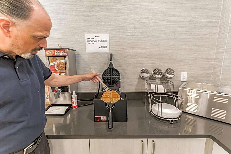 Orangewood Inn & Suites Kansas City Airport