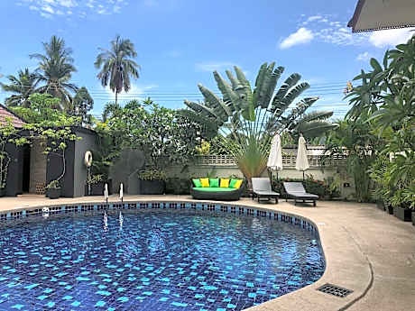 Tropical Palm Resort.