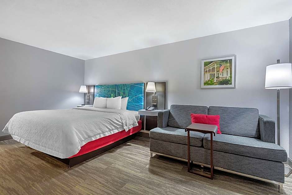 1 King Bed, Mobility Accessible, Roll in Shower — 7 fotoğraftan 1. fotoğraf