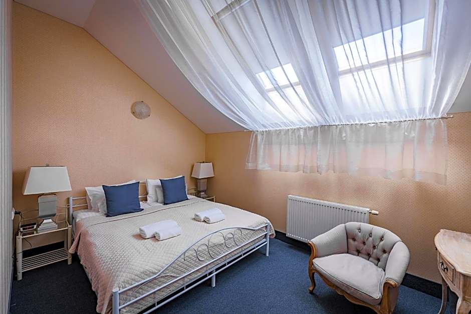 Moon Garden Old Town Hotel