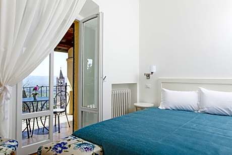 Double Room with Balcony and Garden View