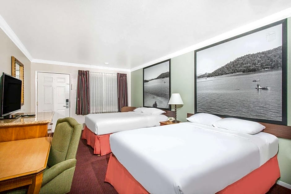 Upper Lake Inn & Suites