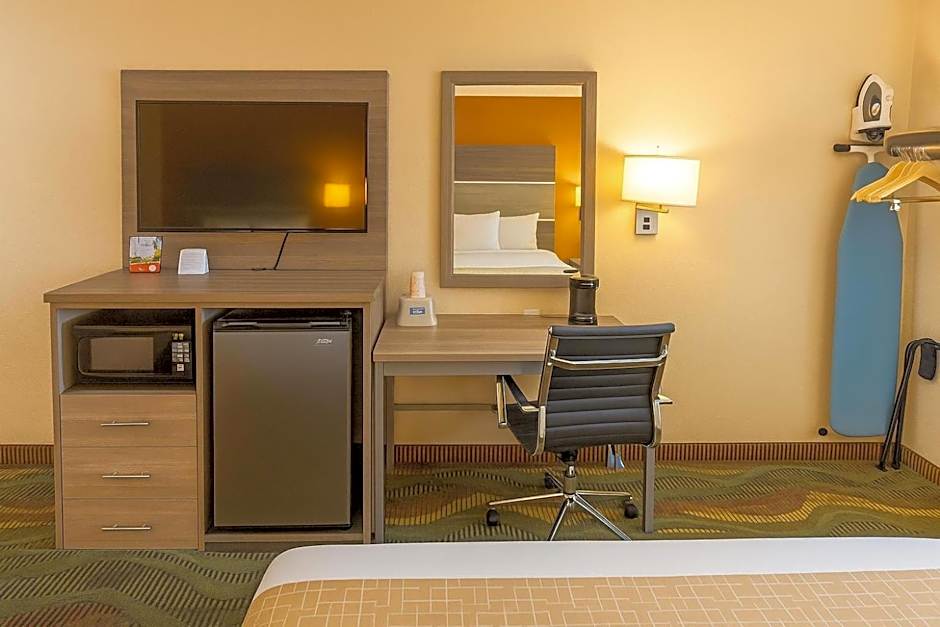 Travelodge by Wyndham Muskegon