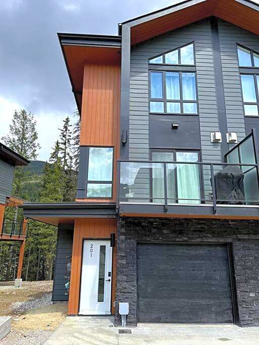 Private Hot Tub Ski In Ski Out Sleeps 9