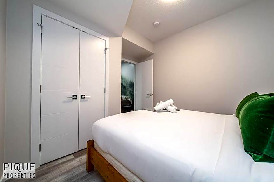 NEW, Mountain Chic Suite, Whyte Avenue, Netflix, WiFi, Sleeps 6