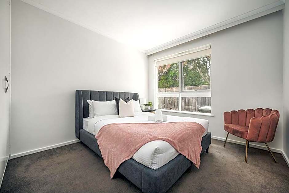 Ultra-convenient 2 Bedroom Gem at Chadstone