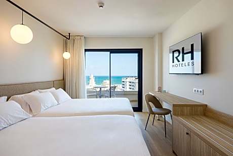 Quadruple Room (2 Adults + 2 Children)