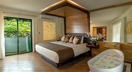 Master Suite Buffet Breakfast & Hydrotherapy Access