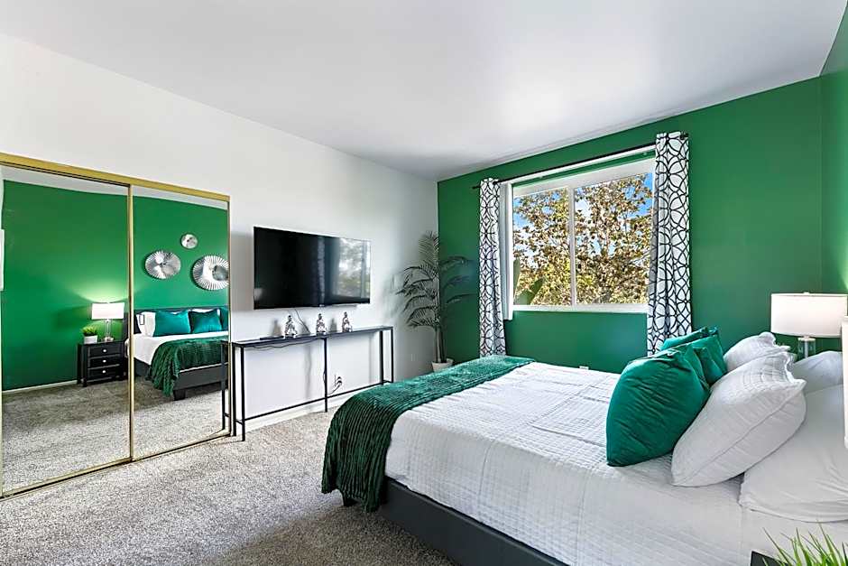 Beverly Hills Glamour Oasis 2 BR Apt with Parking 304